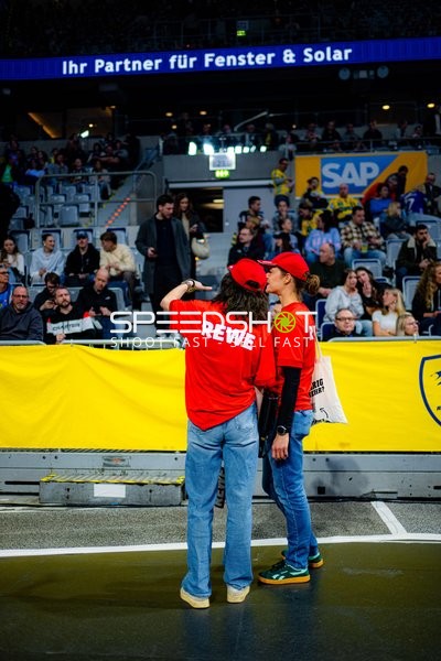 Fans in der SAP Arena