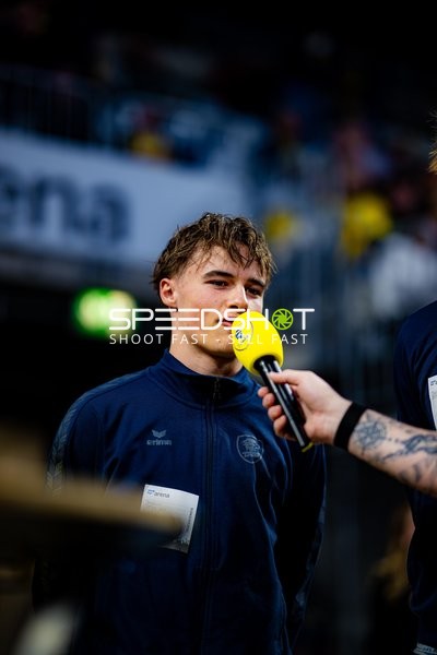 Interview mit Spieler in Trainingsjacke