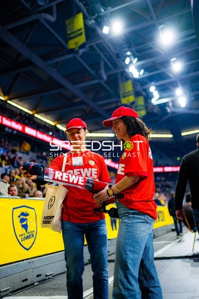 Fans in der SAP Arena