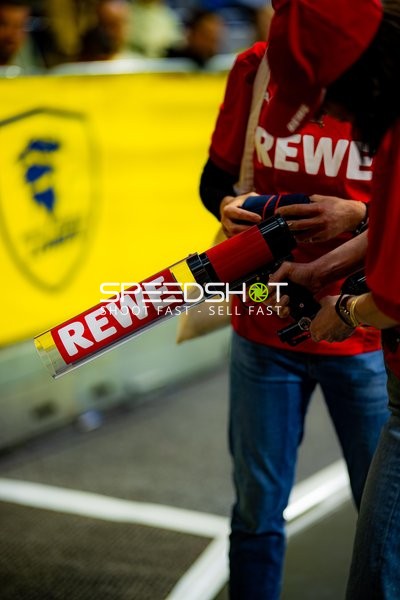 Fan-Szene mit Rewe-Megafon