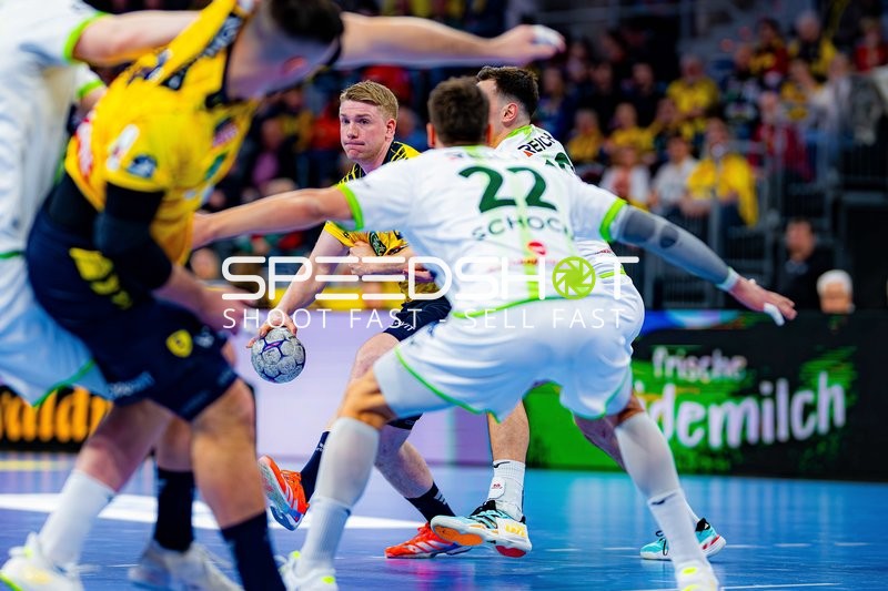 Szene mit Haukur Thrastarson (25; Rhein Neckar Löwen) und Jona Schoch (22; HSG Wetzlar)