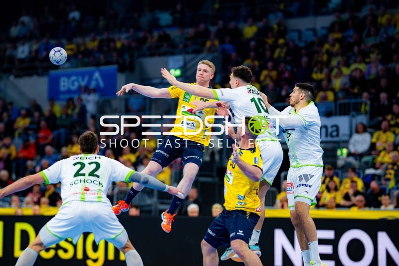 Szene mit Haukur Thrastarson (25; Rhein Neckar Löwen) und Stefan Cavor (77; HSG Wetzlar)