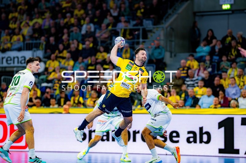 Szene mit Josip Simic (5; HSG Wetzlar) und Dani Baijens (77; Rhein Neckar Löwen)