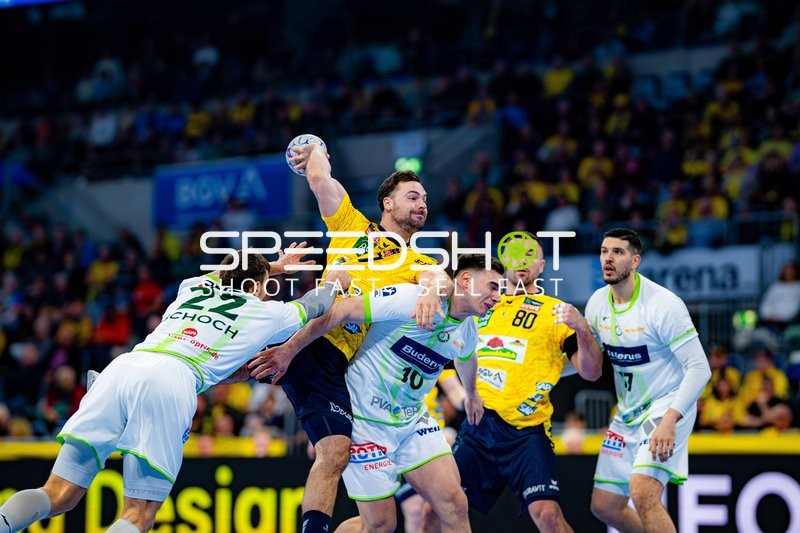 Szene mit Dani Baijens (77; Rhein Neckar Löwen), Jannik Kohlbacher (80; Rhein Neckar Löwen) und Stefan Cavor (77; HSG Wetzlar)