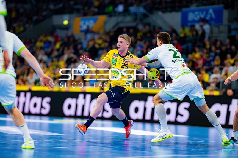 Szene mit Haukur Thrastarson (25; Rhein Neckar Löwen) und Jona Schoch (22; HSG Wetzlar)