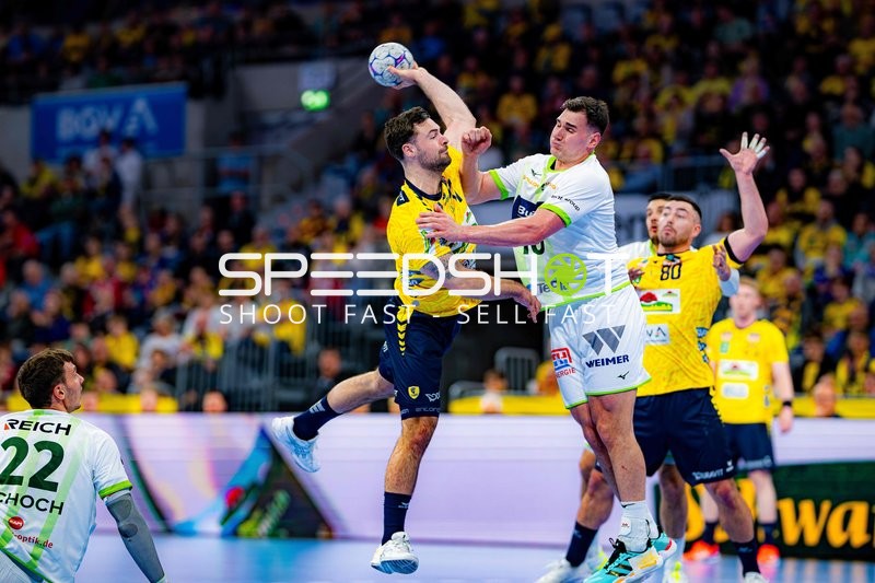 Szene mit Dani Baijens (77; Rhein Neckar Löwen), Josip Simic (5; HSG Wetzlar) und Jannik Kohlbacher (80; Rhein Neckar Löwen)