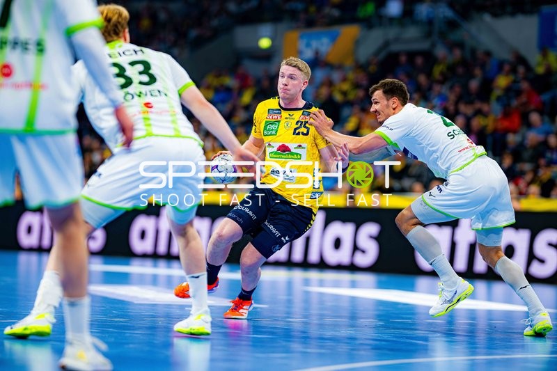 Szene mit Haukur Thrastarson (25; Rhein Neckar Löwen) und Jona Schoch (22; HSG Wetzlar)