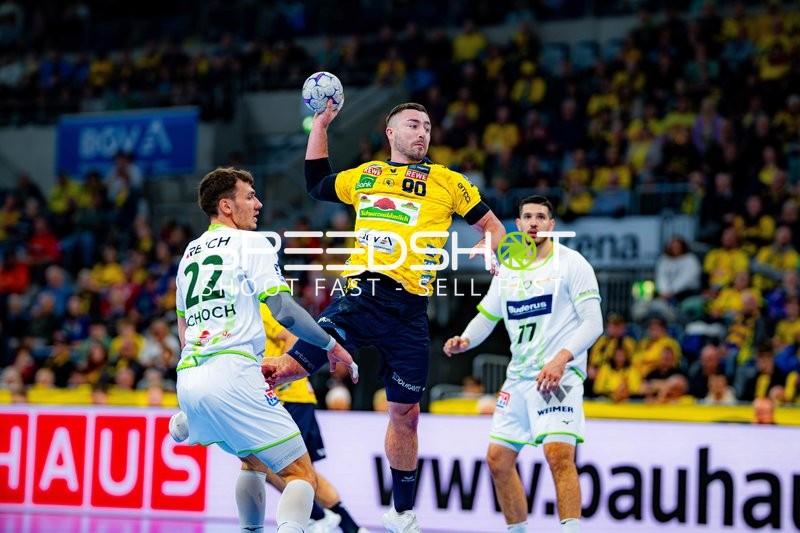 Szene mit Jannik Kohlbacher (80; Rhein Neckar Löwen) und Jona Schoch (22; HSG Wetzlar)