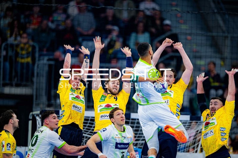 Szene mit Robert Timmermeister (7; Rhein Neckar Löwen) und Edwin Aspenbäck (78; Rhein Neckar Löwen)