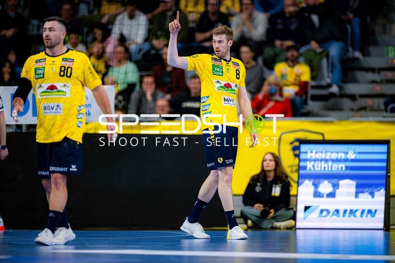 Szene mit Jannik Kohlbacher (80; Rhein Neckar Löwen) und Tim Nothdurft (28; Rhein Neckar Löwen)