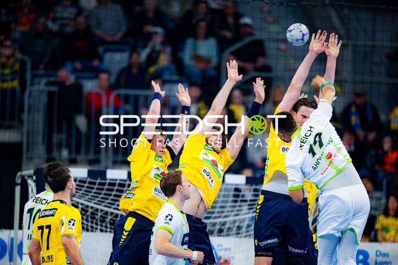 Szene mit Steven Plucnar Jacobsen (9; Rhein Neckar Löwen) und Tim Nothdurft (28; Rhein Neckar Löwen)