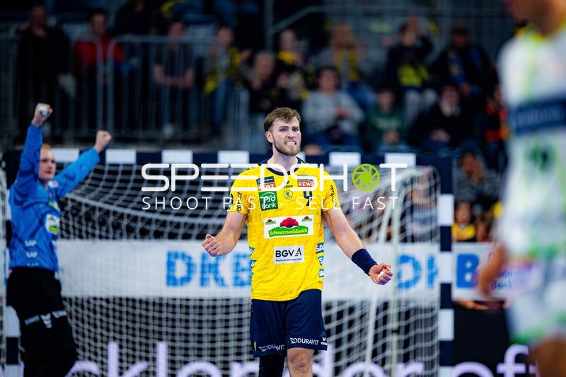 Szene mit Steven Plucnar Jacobsen (9; Rhein Neckar Löwen) und David Späth (29; Rhein Neckar Löwen)