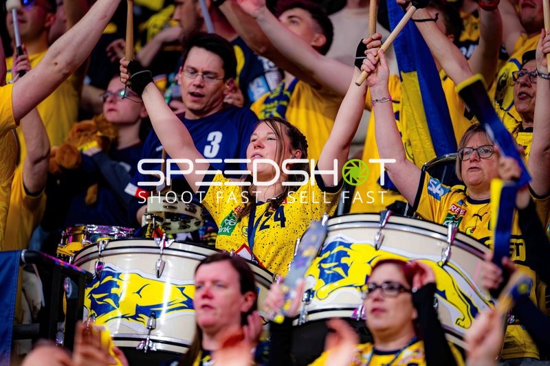 Fans in gelben Trikots feiern