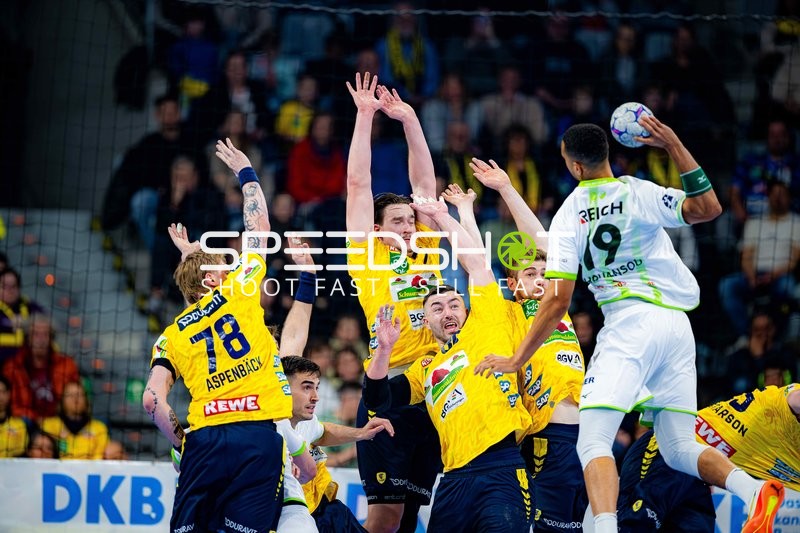 Szene mit Robert Timmermeister (7; Rhein Neckar Löwen) und Jannik Kohlbacher (80; Rhein Neckar Löwen)