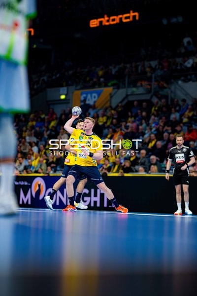 Szene mit Haukur Thrastarson (25; Rhein Neckar Löwen) und Dani Baijens (77; Rhein Neckar Löwen)