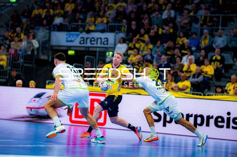 Szene mit Haukur Thrastarson (25; Rhein Neckar Löwen) und Gegnern