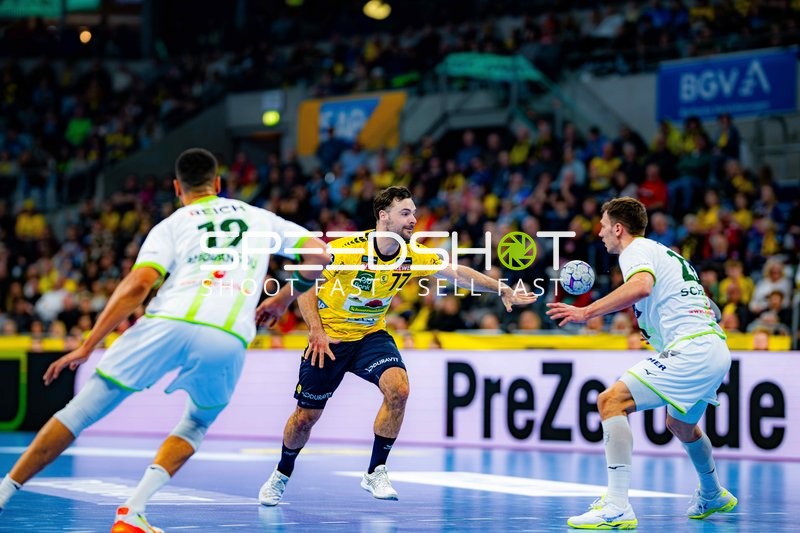 Szene mit Dani Baijens (77; Rhein Neckar Löwen) und Jona Schoch (22; HSG Wetzlar)