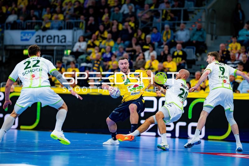 Szene mit Jannik Kohlbacher (80; Rhein Neckar Löwen) und Gegnern