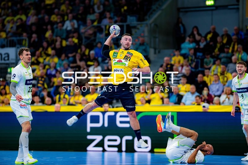 Szene mit Jannik Kohlbacher (80; Rhein Neckar Löwen) und Jona Schoch (22; HSG Wetzlar)