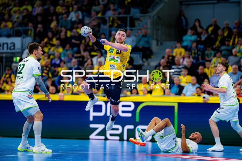 Szene mit Jannik Kohlbacher (80; Rhein Neckar Löwen) und Jona Schoch (22; HSG Wetzlar)