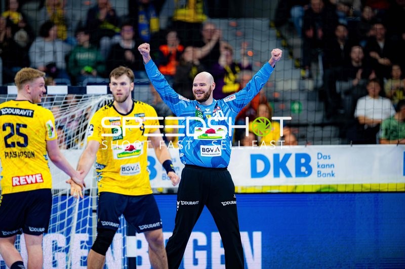 Szene mit Steven Plucnar Jacobsen (9; Rhein Neckar Löwen) und Tim Nothdurft (28; Rhein Neckar Löwen)