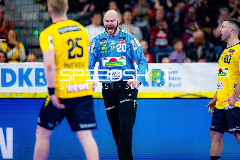 Szene mit Mike Jensen (20; Rhein Neckar Löwen) und Jannik Kohlbacher (80; Rhein Neckar Löwen)