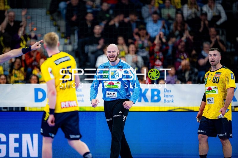 Szene mit Mike Jensen (20; Rhein Neckar Löwen) und Jannik Kohlbacher (80; Rhein Neckar Löwen)