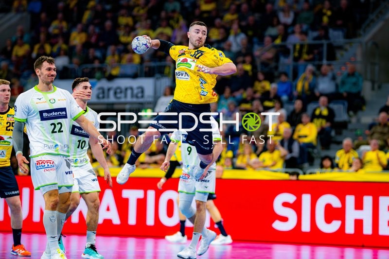 Szene mit Jannik Kohlbacher (80; Rhein Neckar Löwen) und Jona Schoch (22; HSG Wetzlar)