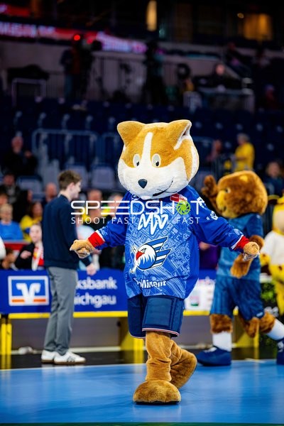 Fan-Szene mit Maskottchen