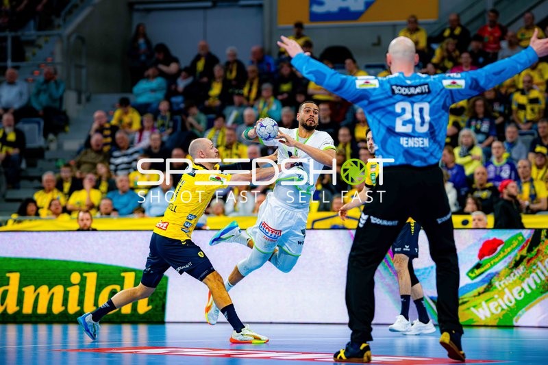 Szene mit Lukas Sandell (11; Rhein Neckar Löwen) und Philipp Ahouansou (19; HSG Wetzlar)