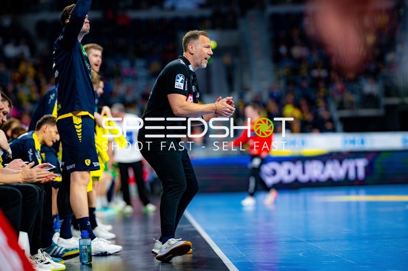 Szene mit Maik Machulla (999; Rhein Neckar Löwen) und Tim Nothdurft (28; Rhein Neckar Löwen)