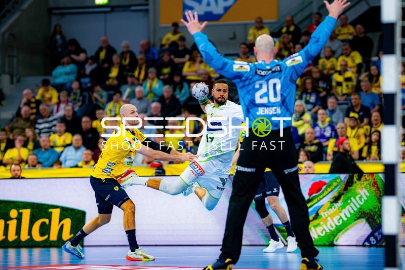 Szene mit Philipp Ahouansou (19; HSG Wetzlar) und Lukas Sandell (11; Rhein Neckar Löwen)