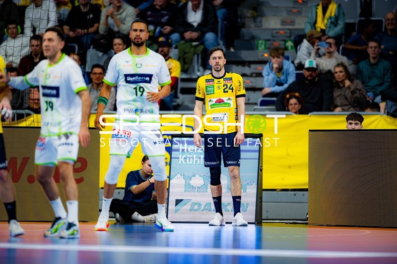 Szene mit Philipp Ahouansou (19; HSG Wetzlar) und Patrick Groetzki (24; Rhein Neckar Löwen)