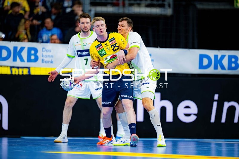 Szene mit Dominik Mappes (7; HSG Wetzlar) und Haukur Thrastarson (25; Rhein Neckar Löwen)