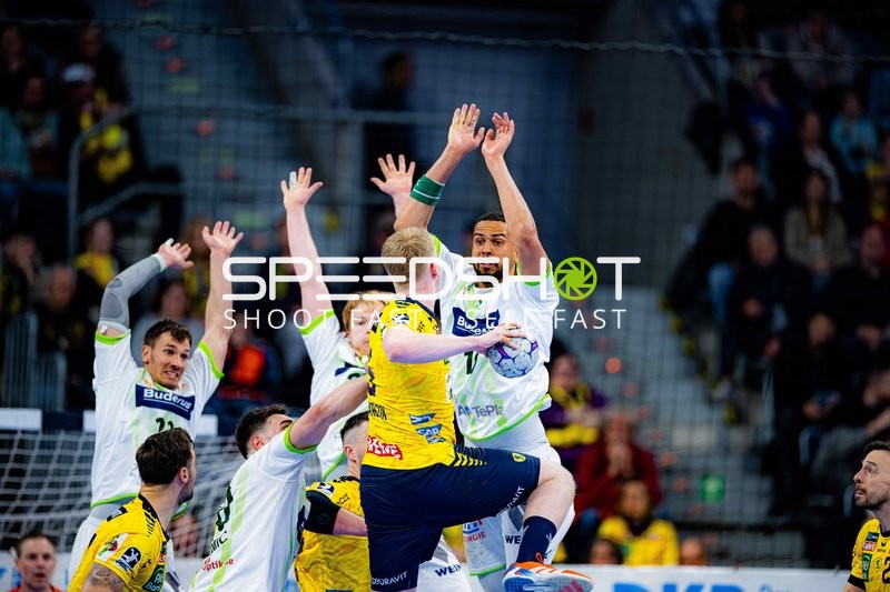 Szene mit Philipp Ahouansou (19; HSG Wetzlar) und Patrick Groetzki (24; Rhein Neckar Löwen)