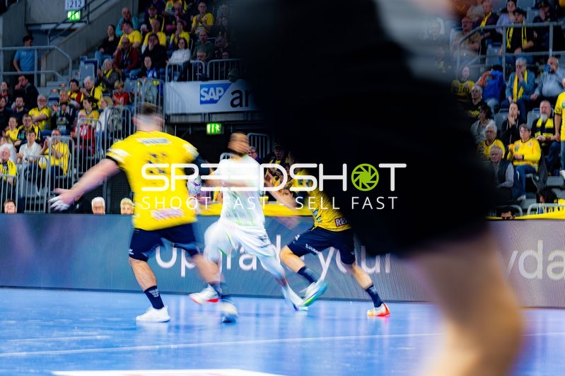 Handball-Szene mit beiden Teams