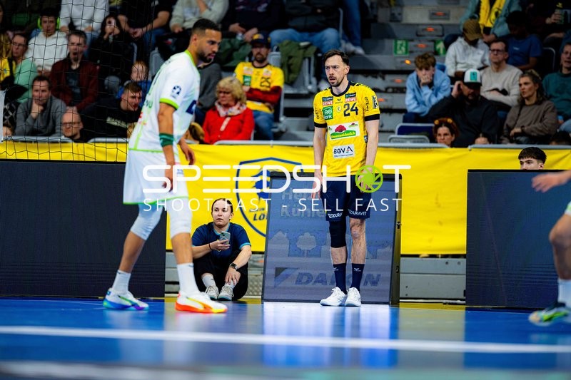 Szene mit Patrick Groetzki (24; Rhein Neckar Löwen) und Philipp Ahouansou (19; HSG Wetzlar)