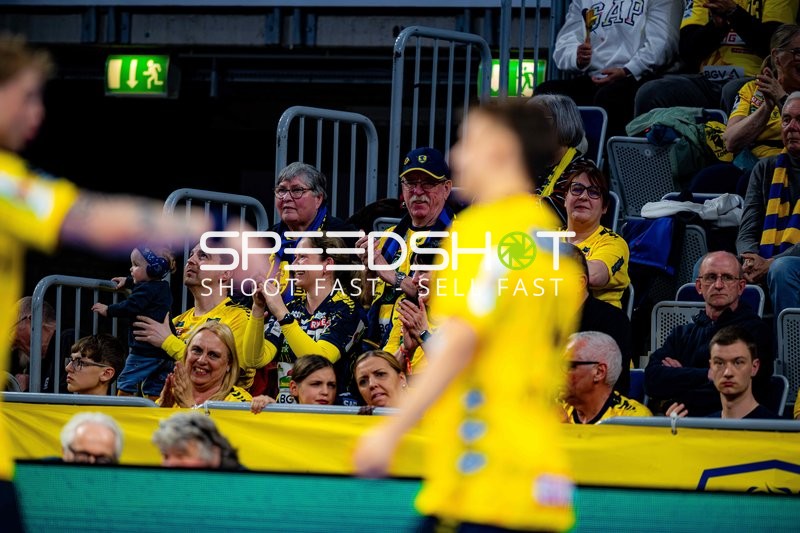 Fans in gelben Trikots