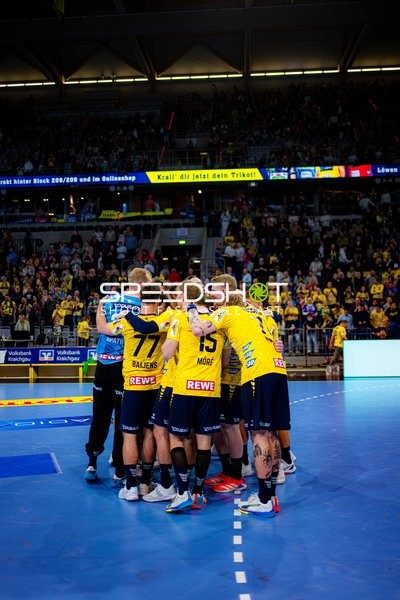 Jubel mit Dani Baijens (77; Rhein Neckar Löwen) und Teamkollegen