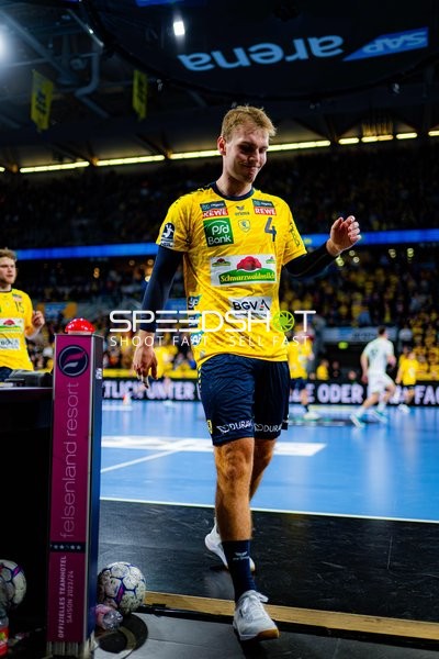 Szene mit Mathias Larson (4; Rhein Neckar Löwen) und David More (15; Rhein Neckar Löwen)