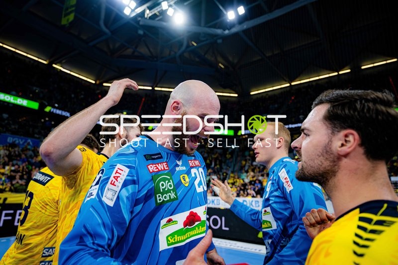 Szene mit Mike Jensen (20; Rhein Neckar Löwen) und David Späth (29; Rhein Neckar Löwen)