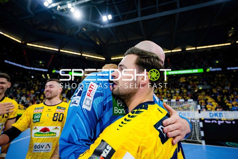 Szene mit Dani Baijens (77; Rhein Neckar Löwen) und Jannik Kohlbacher (80; Rhein Neckar Löwen)