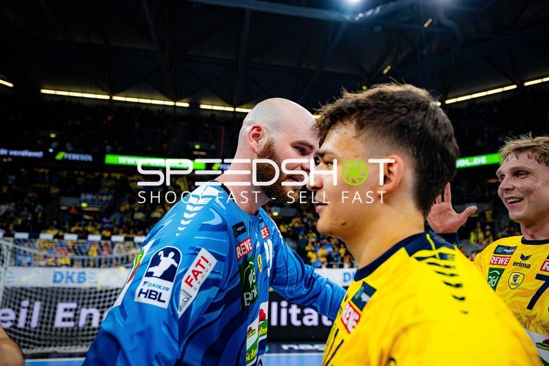 Szene mit Mike Jensen (20; Rhein Neckar Löwen) und Edwin Aspenbäck (78; Rhein Neckar Löwen)