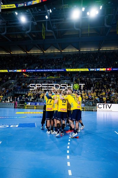 Jubel mit Dani Baijens (77; Rhein Neckar Löwen) und Team