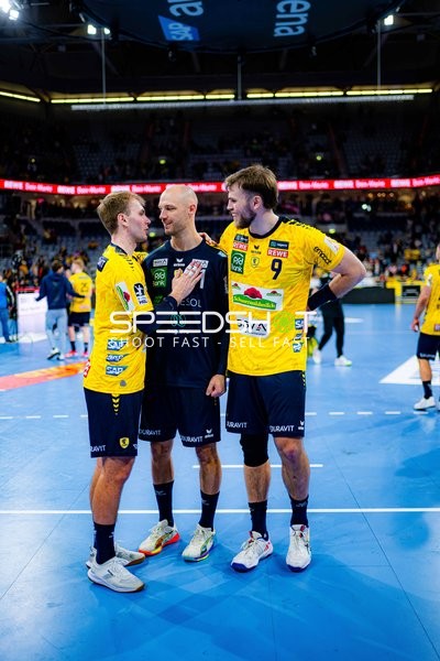 Szene mit Steven Plucnar Jacobsen (9; Rhein Neckar Löwen), Lukas Sandell (11; Rhein Neckar Löwen) und Bart Ravensbergen (1; HSG Wetzlar)