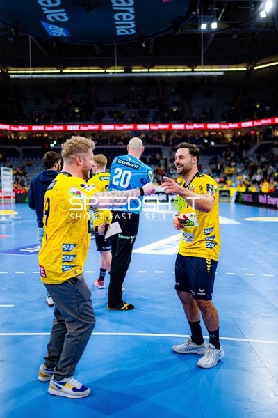 Szene mit Kevin Gerwin (49; Rhein Neckar Löwen) und Dani Baijens (77; Rhein Neckar Löwen)