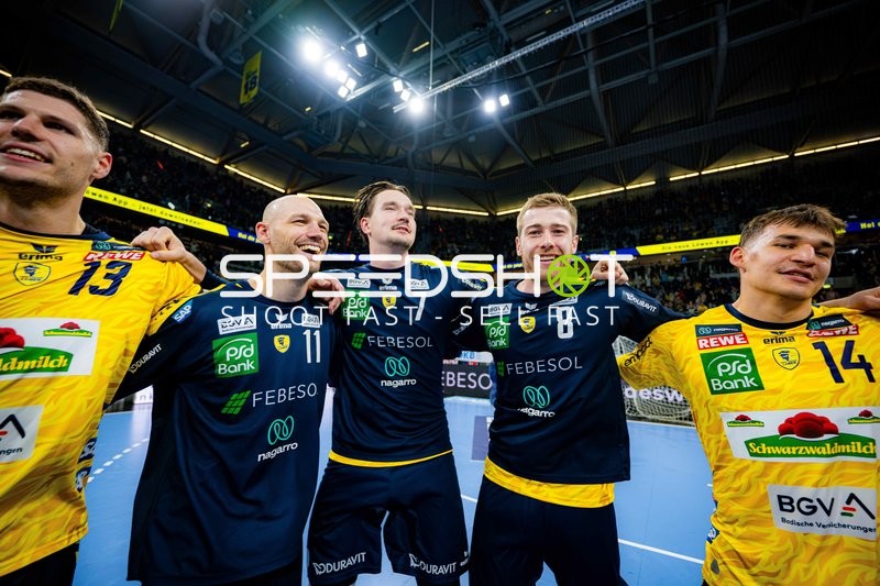 Jubel mit Sebastian Heymann (13; Rhein Neckar Löwen) und Team