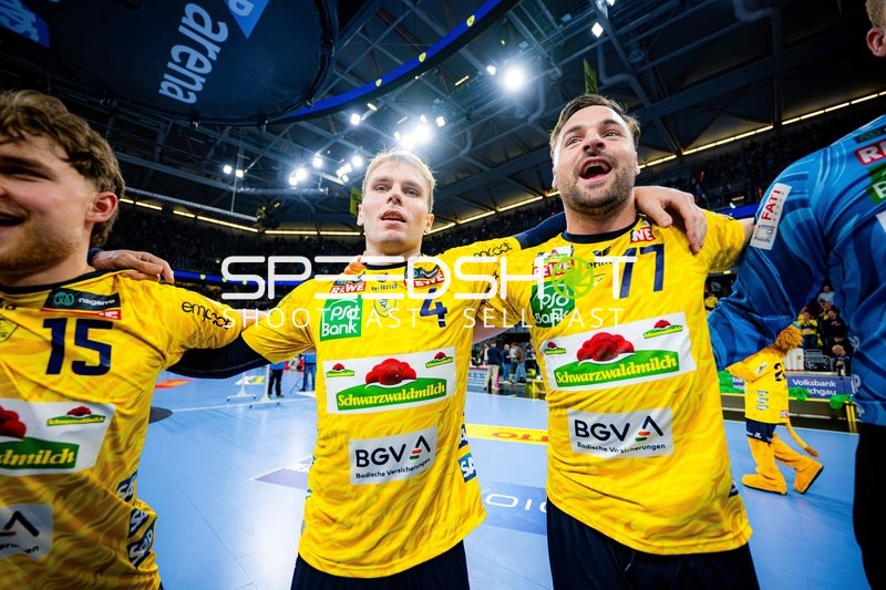 Dani Baijens (77; Rhein Neckar Löwen) und Mathias Larson (4; Rhein Neckar Löwen) feiern