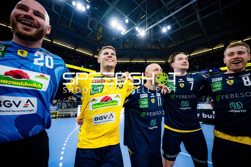 Jubel mit Mike Jensen (20; Rhein Neckar Löwen) und Teamkollegen