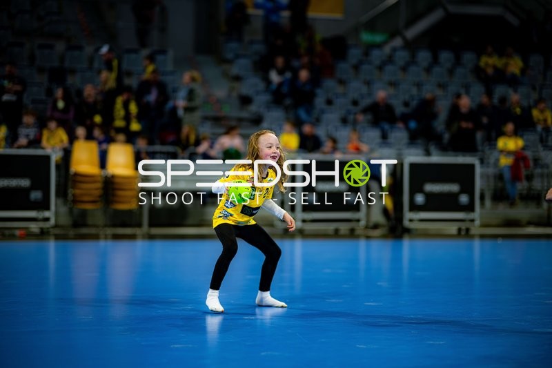 Kind mit Ball auf Spielfeld